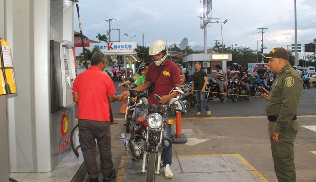Un estricto control en las estaciones de gasolina, para que imperen el orden y la seguridad, impuso desde ayer la Policía. Orlando Carvajal