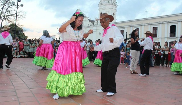 Desde hace dos meses se preparan los abuelos para el evento cultural. Archivo