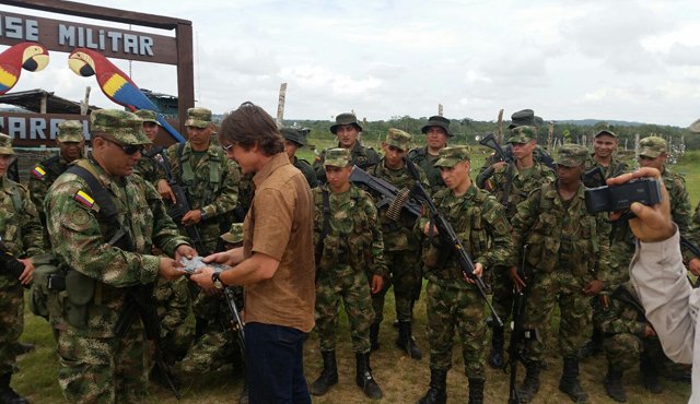 Tom Cruise visitó esta semana al Ejército Nacional en el Amazonas. Su llegada sorprendió una vez más a los colombianos por su arrollador carisma. Colprensa