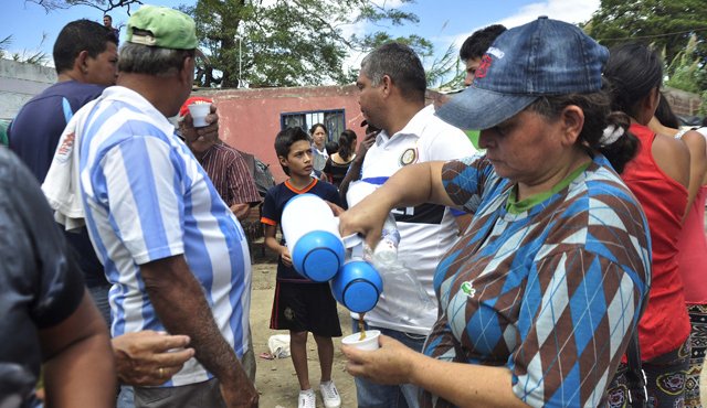 Rubiela Loza llegó hasta La Playa para brindar un vaso de café a los colombianos deportados. Edinsson Figueroa