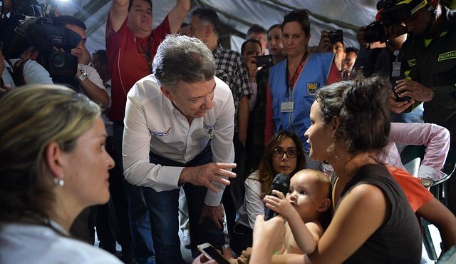 El presidente Juan Manuel Santos durante su visita a los deportados de Venezuela en la frontera. Colprensa