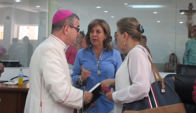 El oblispo católico Víctor Manuel Ochoa dialoga aquí con las senadoras Thania Vega de Plazas y teresita García, en un receso de la sesión que llevó a cabo ayer en el Concejo la Comisión segunda del Senado. Orlando Carvajal