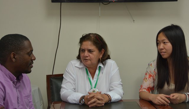 La rectora del Iser, Ludy Carrillo Cándelo (en el centro), dialogó con los nativos Jeremy Lovell y Yi Liang. Roberto Ospino