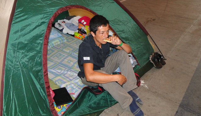 Este hombre piensa en el futuro, luego de que su esposa se negó a regresar a Bogotá. Jean Estupiñán