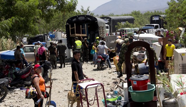 Desde el jueves, los deportados tienen a su disposición camiones de la Unidad Nacional de Gestión del Riesgo para llevar sus muebles y enseres a donde deseen. Alfredo Estévez