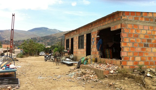 Desde hace ocho días las familias colombianas intentan sacar sus pertenencias. En Ezequiel Zamora, los enseres están en plena calle y las familias iniciaron una carrera por recuperar lo que más pudieron. Jennifer Rincón