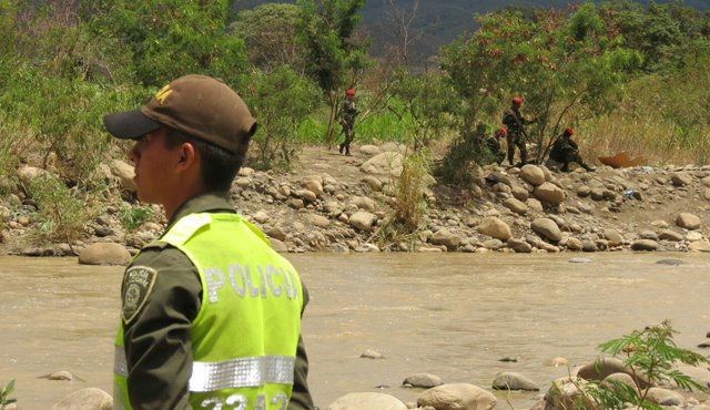 Agentes de policía hacen presencia desde ayer en al menos 47 pasos informales para controlar el ingreso de contrabando a Colombia. Orlando Carvajal