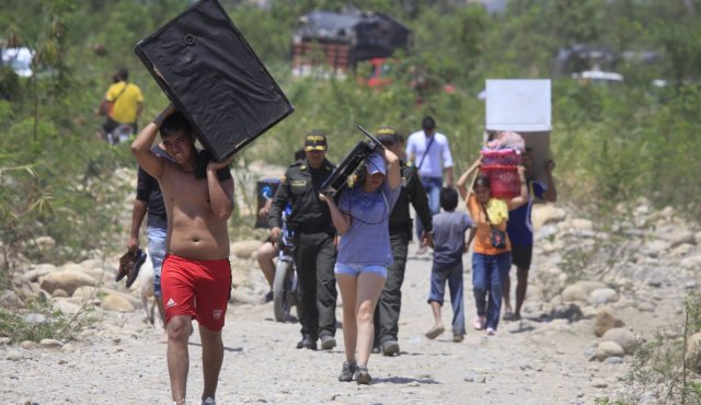 Sigue la procesión de los deportados en la frontera. Juan Pablo Cohen
