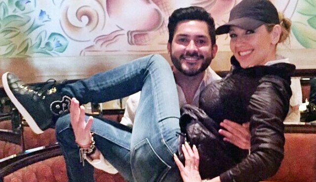 Jhoan Manuel Acevedo Páez con Thalía. Cortesía