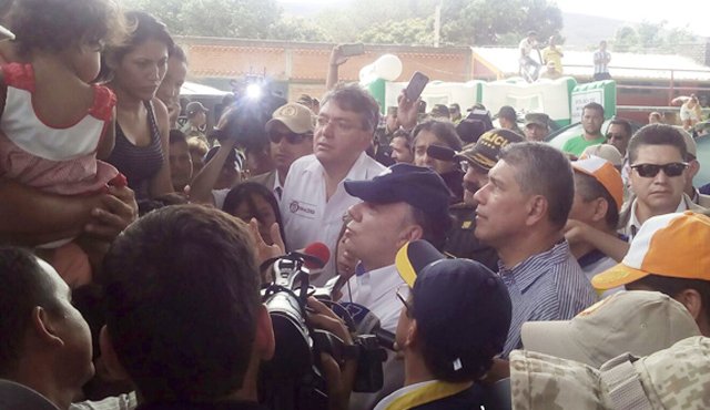 Este es el momento en que Juan Manuel Santos llega a los albergues. En la foto con el gobernador Édgar Díaz. Cortesía
