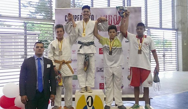 El yudoca nortesantandereano Brayan Orozco (centro) se coronó campeón nacional de la categoría Sub-15 de yudo y aseguró su cupo al panamericano de Argentina. Cortesía
