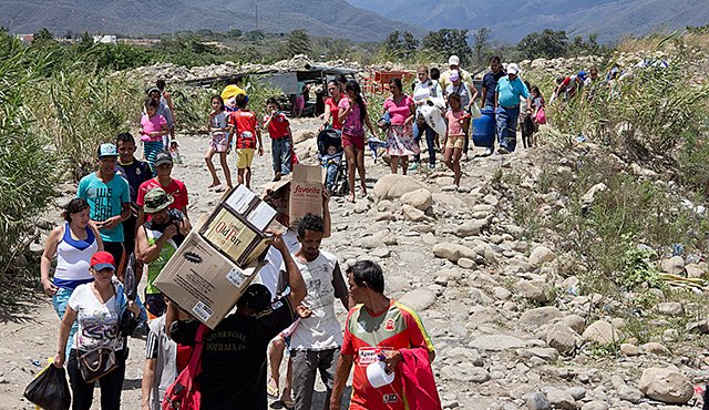 Hombres, mujeres y niños caminan errantes en busca del apoyo del Gobierno Nacional. Luis Alfredo Estevez