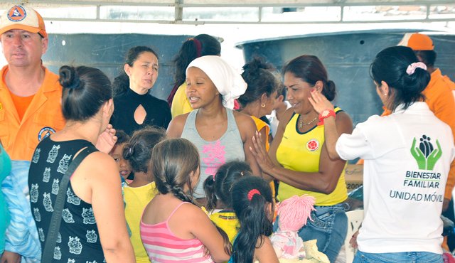 Unos 200 niños han llegado a los albergues de la frontera, sin embargo, muchos más permanecen con sus madres en la ribera del río Táchira tratando de recuperar algo de lo perdido. Edinsson Figueroa