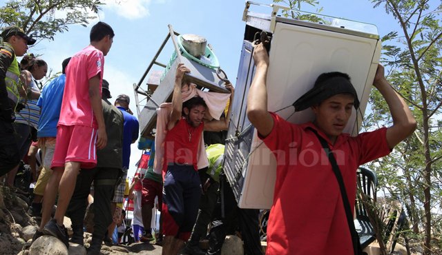 Los colombianos recuperan algunos de sus enseres. La Opinión