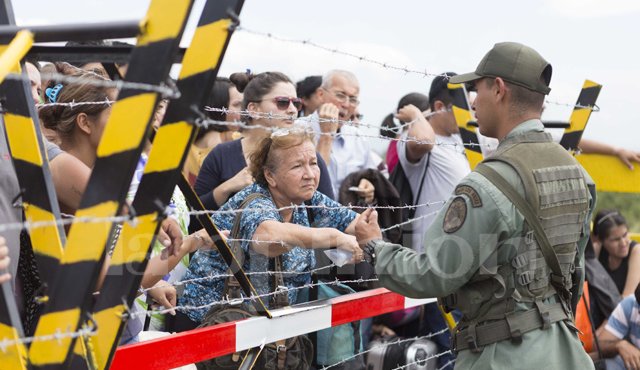 En el puente internacional Simón Bolívar dividieron la frontera con alambre de púas. Juan Pablo Cohen