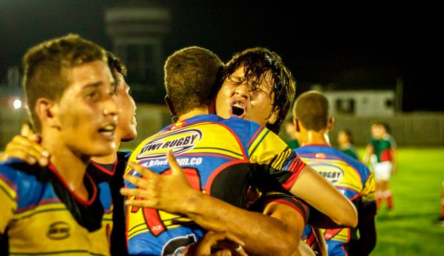 El rugbista cucuteño damar Valderrama (al frente) es abrazado por uno de sus compañeros, luego de la obtención del titulo suramericano juvenil B, en el que fue elegido como el mejor jugador del campeonato.
Cortesía