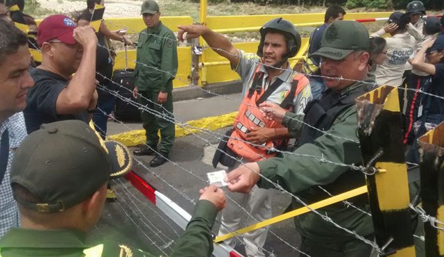 En el puente Internacional Simón Bolívar están permitiendo el paso. Rodrigo Sandoval