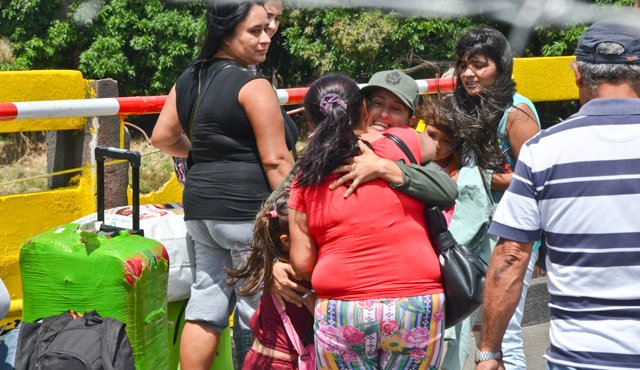 Cientos de venezolanos pasan la frontera retornando a su país para reunirse con sus familias. En Colombia aún hay madres reclamando a sus hijos que aguardan en Venezuela. Rodrigo Sandoval