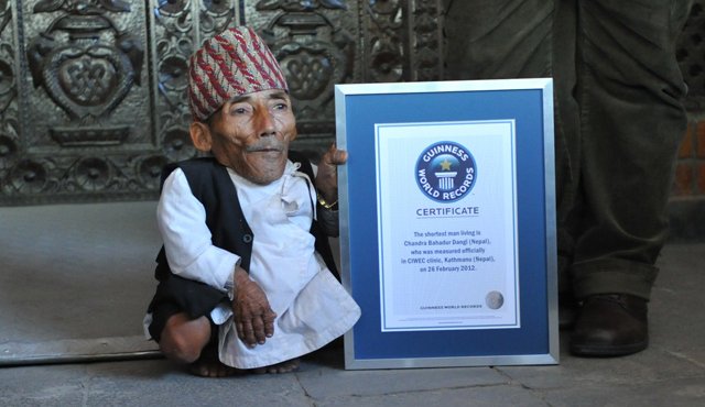 En la fotografía Chandra Bahadur Dangi junto al certificado de los Guinness. AFP