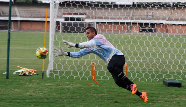 El arquero Miguel Vargas tendrá una dura responsabilidad este domingo, de custodiar los tres palos del arco del Cúcuta en el clásico regional frente a Alianza Petrolera. Mario Caicedo