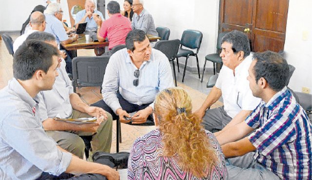 En la reunión que se llevó a cabo en la Gobernación, los empresarios piden solución a los problemas coyunturales, pero también elaboran un plan económico estructural para la economía de la región. Rodrigo Sandoval