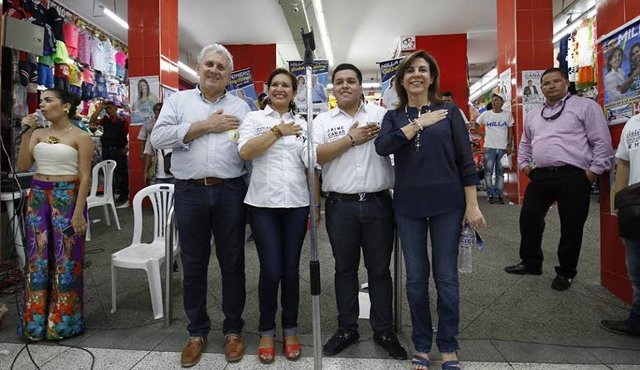 Milla Romero, candidata uribista a la Gobernación de Norte de Santander, y Orlando Joves, director departamental de la colectividad, aparecen en compañía del aspirante de Opción Ciudadana a la Alcaldía de Cúcuta, César Rojas. Cortesía