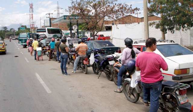 Si bien hay fiñas para tanquear, la alcaldía de Cúcuta asegura que en todas las estaciones está garantizado el combustible. Mario Caicedo