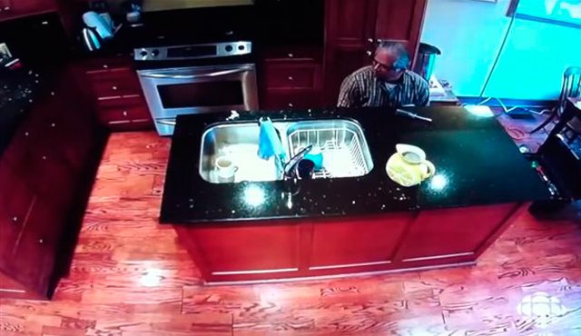 El candidato Jerry Bance, quien trabajaba como técnico en reparaciones, está agachado orinando en una taza. CBC