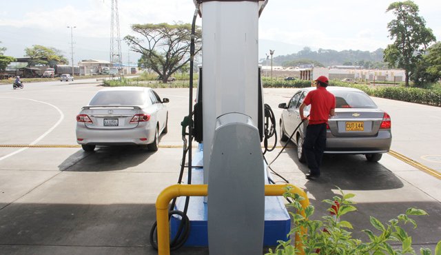 El cierre de la frontera dejó una lección para los compradores y propietarios de vehículos: comprar combustible legal previene serios inconvenientes en sus automotores. Archivo