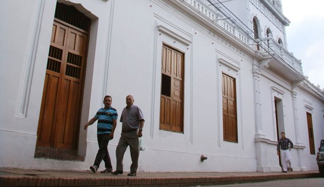 En la Torre del Reloj se están recibiendo hoy las obras en horario de oficina. No se queden sin participar en el Salón de Fotografía La Opinión 55 años. Archivo