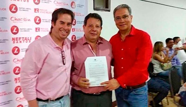 Andrés Cristo (izquierda) y Neftalí Santos (derecha) acompañan a Jesús Eduardo Gandur (centro) en su inscripción. Cortesía