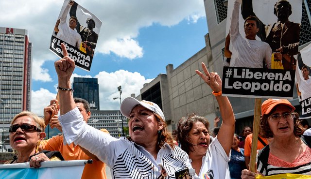La oposición venezolana llamó a protestar pacíficamente por la sentencia a Leopoldo López. AFP