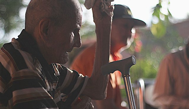 El corto-documental dura 11 minutos y fue grabado en el ancianato Centro Vida del municipio de El Zulia. La producción cuenta la historia de dos ancianos: uno, poeta que no escucha bien y el otro, que logra reencontrarse con su familia después de 50 años de desaparecido. Cortesía