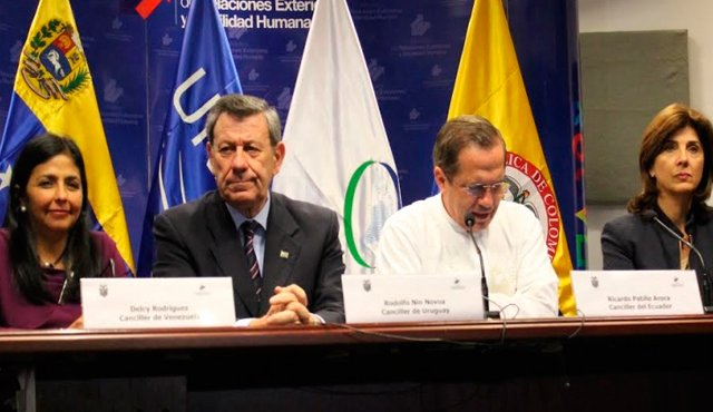 De izquierda a derecha: Delcy Rodríguez, Canciller de Venezuela; Rodolfo Nin Novoa, Canciller de Uruguay; Ricardo Patiño, Canciller de Ecuador, y María Ángela Holguín, Canciller de Colombia, durante la lectura de la declaración tras la reunión sostenida en Quito. OP Cancillería