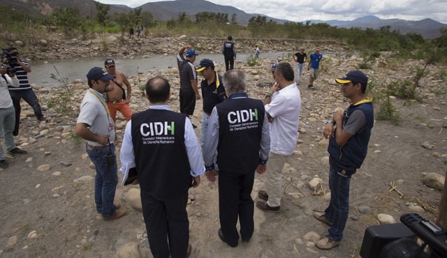 En la orilla del río táchira los líderes de la Comisión observaron el paso por el río, pero poco dialogaron con la gente y se remitieron más a las explicaciones de las autoridades. Juan Pablo Cohen