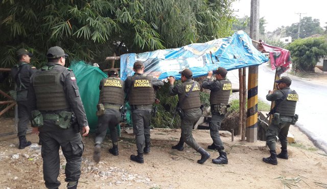 La Policía fue la encargada de tumbar los cambuches. Cortesía
