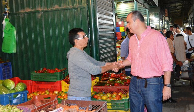 El aspirante a la alcaldía de Cúcuta, Carlos Luna Romero, madrugó a hacer un recorrido por Cenabastos para escuchar las inquietudes de comerciantes y compradores. Cortesía