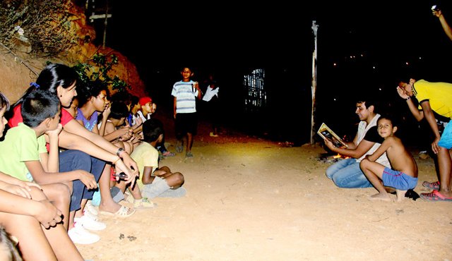 Los niños asisten a las noches de luna y lectura. Cortesía