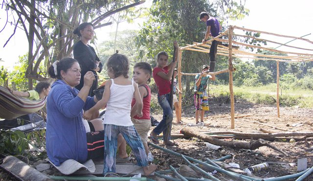 Las familias asentadas armaron sus cambuches desde finales de agosto a un costado de la vía que de Tibú conduce a El Tarra. Cortesía