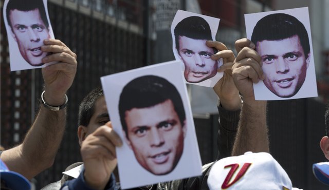Residentes y partidarios del líder opositor venezolano encarcelado, Leopoldo López, mantienen su imagen como protesta frente a la embajada de Venezuela en Lima (Perú). AP