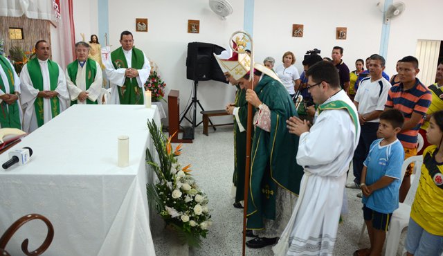 El Nuncio apostólico Ettore Balestrero ofició una misa en el Centro Migraciones para las familias que se encuentran allí albergadas. Lo acompañó el obispo católico Víctor Manuel Ochoa Cadavid. Cortesía