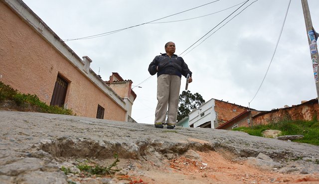 La delegada de la JAC, Gloria Contreras, muestra los huecos de la carrera 2. Roberto Ospino