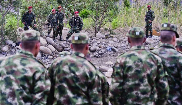 A lado y lado del río Táchira se encuentran apostados miembros del Ejército Nacional y Guardias venezolanos. AFP
