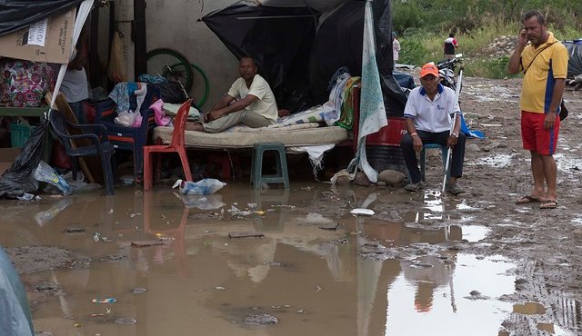 Los colombianos deportados están viviendo en albergues. La Opinión