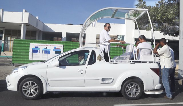 Agentes de seguridad aparecen al lado del papamóvil, cerca de la Plaza de la Revolución, en La Habana. AP