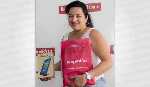 Dilia Susana Zamudio Paredes ganadora de la tableta. Alfredo Estévez