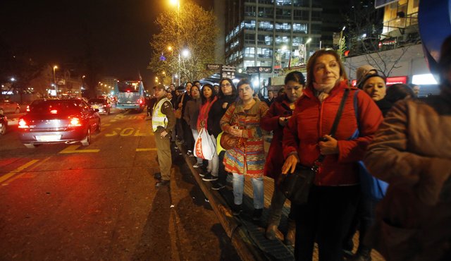 Los habitantes de Chile salieron a las calles cuando sintieron el temblor. AFP