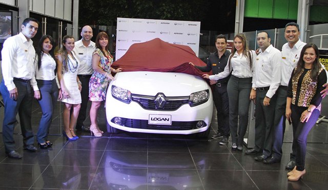 De izquierda a derecha: Juan Carlos Castañeda, Sandra Roa, Rossi Muñoz, Jhon Forero, Isabel Álvarez (Jefe de Sala Caobos), Sergio Pérez (Jefe de Mercadeo), Paola Galán, Alexander Suárez, Gabriel Rodríguez y Juliana Rincón (Jefe de Sala Villa del Rosario).
Cortesía