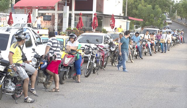 Largas colas eran el común denominador ayer en todas las estaciones de servicio de Cúcuta y el área metropolitana. Edinsson Figueroa