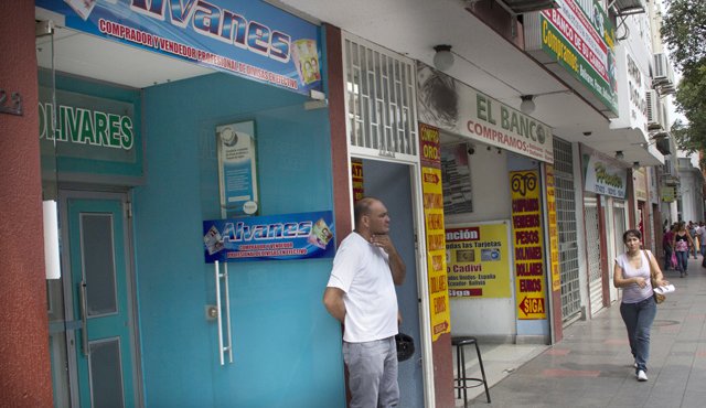 Las oficinas de cambio en el centro de Cúcuta se observan con poco flujo de personas. La oferta y la demanda de bolívares se ha paralizado, por tal motivo, su valor se ha mantenido entre $4,5 y $5, en las últimas semanas. Archivo